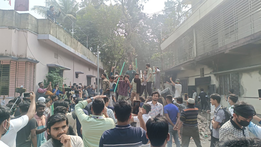 নোয়াখালীতে ওবায়দুল কাদেরের গ্রামের বাড়িতে ভাঙচুর ও আগুন